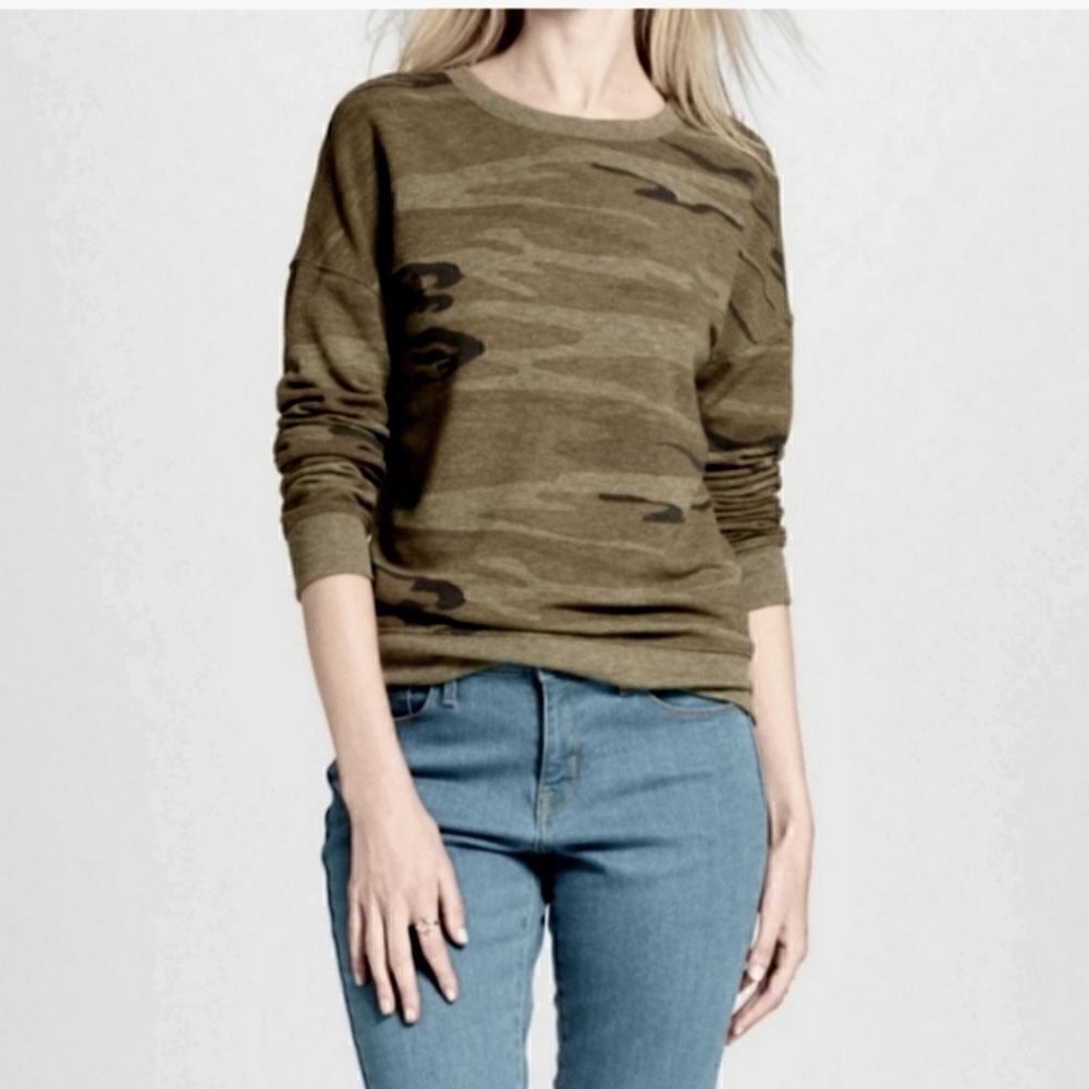 Zoe + Liv Green Camouflage Print CrewβNeck Sweatshirt - Size Small